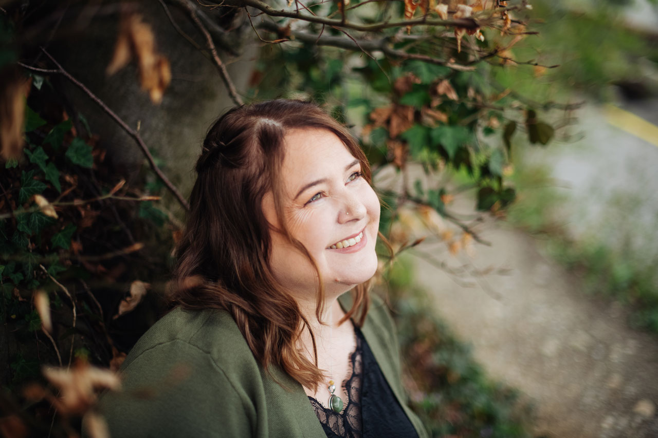 Nicole Stepanek, Doula, l&auml;chelnd in der Natur